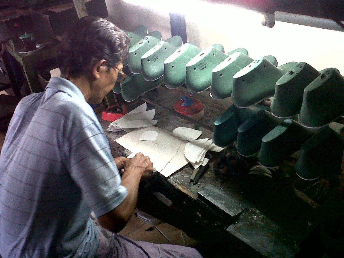 Seorang pelaku industri alas kaki di Indonesia | Sumber: hargapemasaran